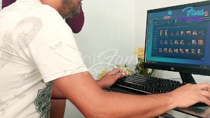 Mi madrastra me cacha videndo sus videos denuda y me saca toda la leche